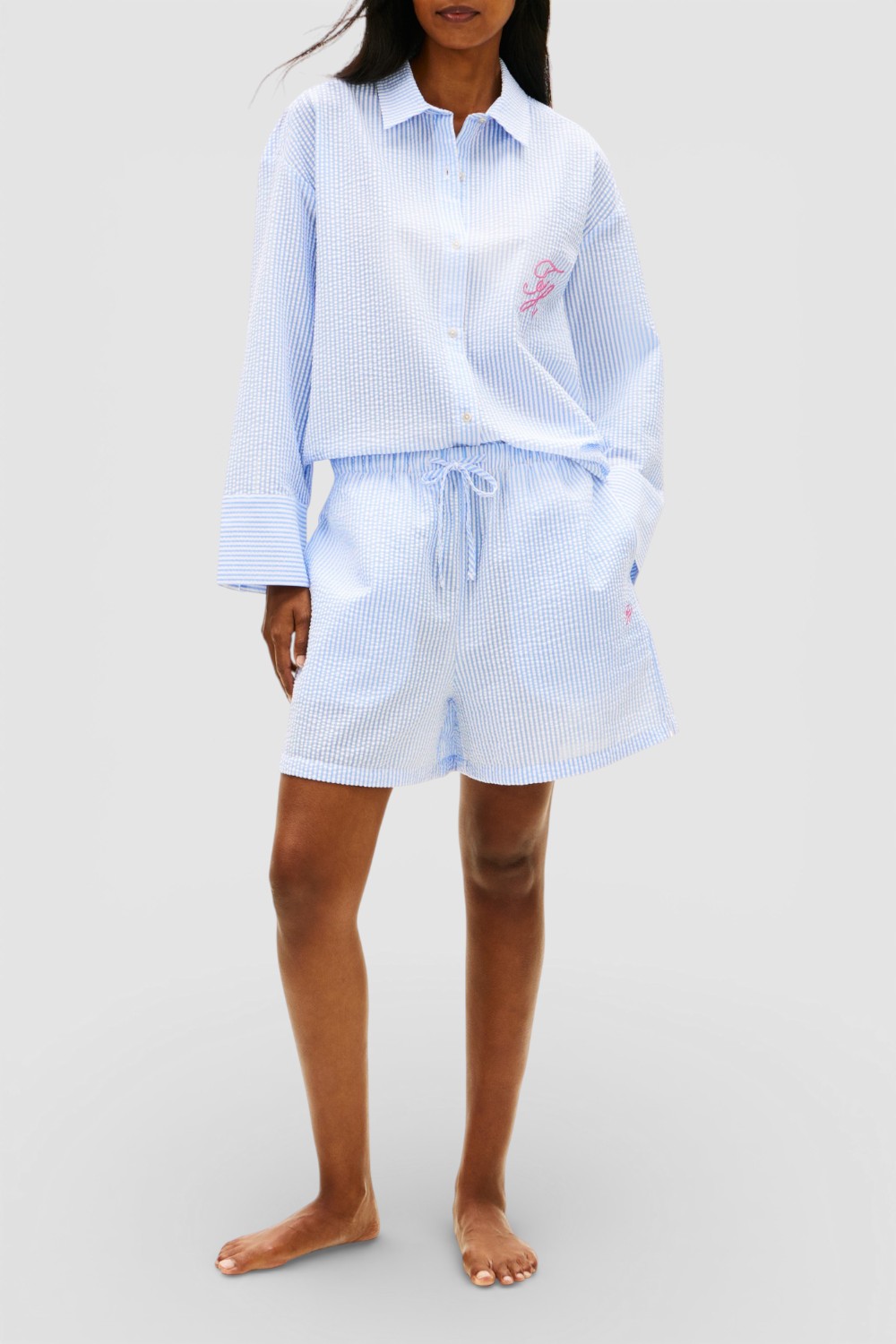 תמונת כל הלוק של מכנסיים קצרים